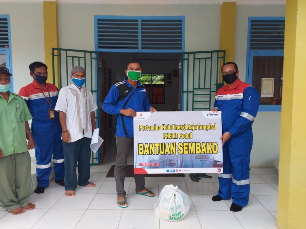 SKK Migas Sumbagsel Gandeng KKKS PHE Raja Tempirai Bagikan Sembako