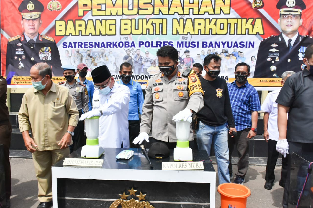 Kapolres Muba AKBP Yudhi Markus Pinem. S.i.K  bersama Asisten I pemusnahan Barang Bukti Narkoba. 