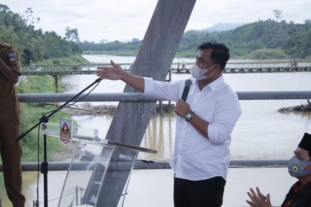 Bupati-Dharmasraya-saat-Peresmian-Jembatan-Pulai