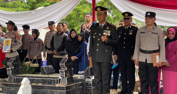 Kapolres Banyuasin Pimpin Upacara Pemakaman Almarhum Bripka Arie Satria
