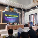 Kapolresta Bukittinggi Kombes Pol Yessy Kurniati memberikan keterangan press release akhir tahun 2024 di Aula Polresta Bukittinggi, Selasa (31/12). Ridwan