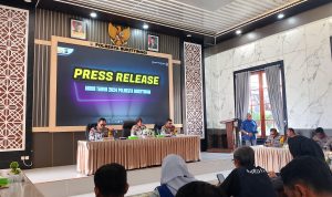 polres Kapolresta Bukittinggi Kombes Pol Yessy Kurniati memberikan keterangan press release akhir tahun 2024 di Aula Polresta Bukittinggi, Selasa (31/12). Ridwan