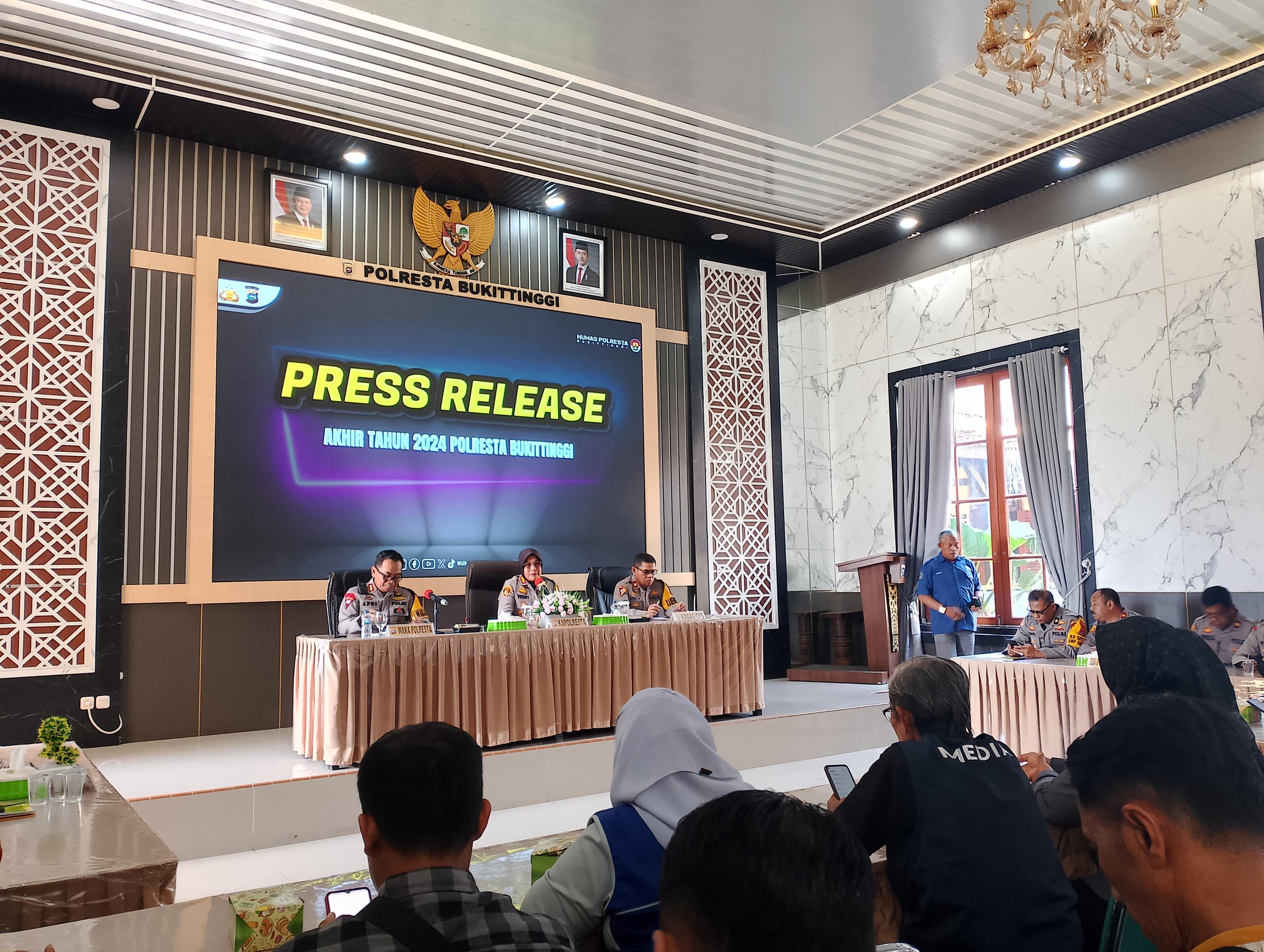 Kapolresta Bukittinggi Kombes Pol Yessy Kurniati memberikan keterangan press release akhir tahun 2024 di Aula Polresta Bukittinggi, Selasa (31/12). Ridwan