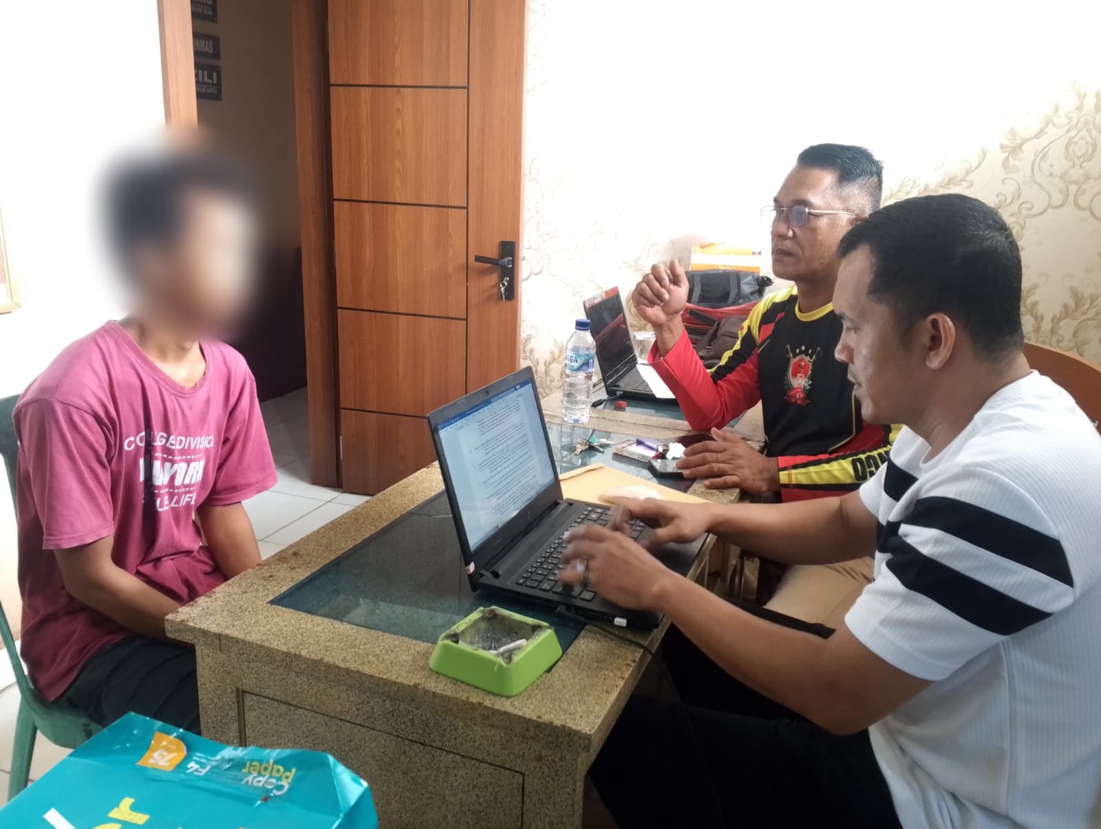 Foto: Diduga Tersangka pembunuh Kakak Ipar menyerahkan diri dipolsek sungai keruh(ist)